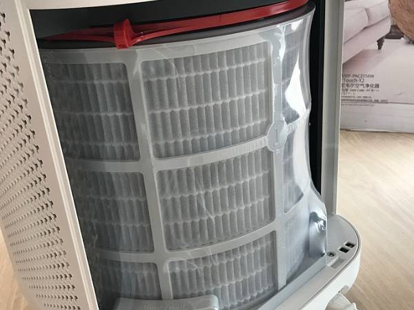 A basket type polyester filter mesh is installed on the air purifier.